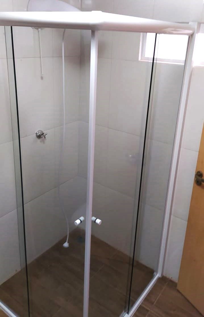 Box de vidro com perfil branco