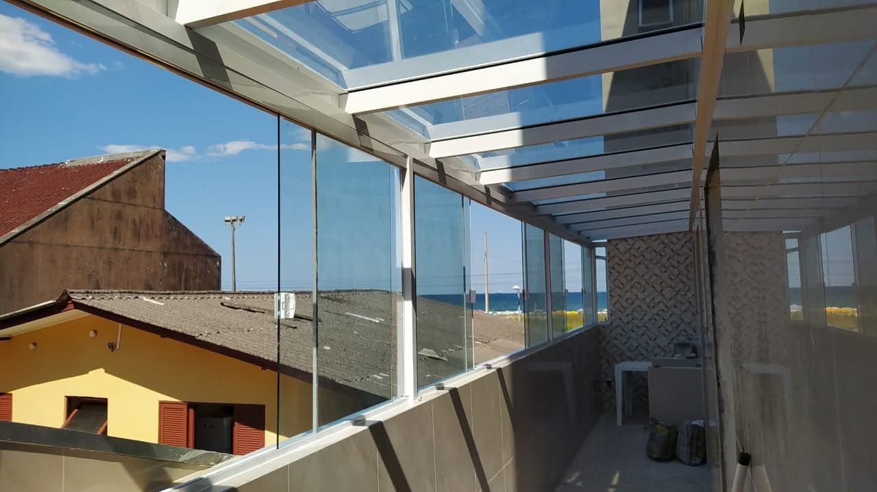 Cobertura e laterais de vidro em corredor