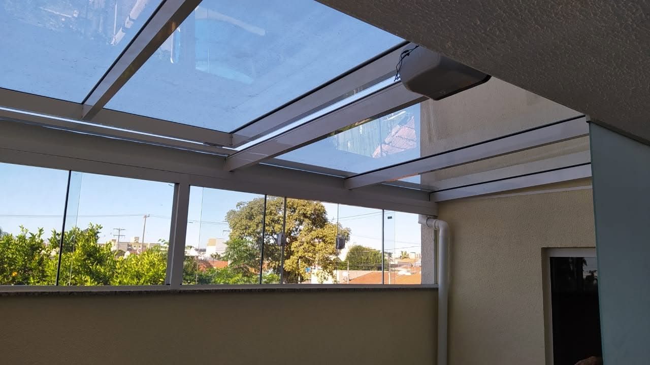 Cobertura e fechamento de vidro em terraço