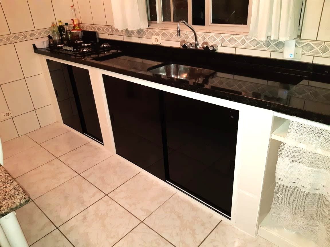 Portas de vidro preto em cozinha