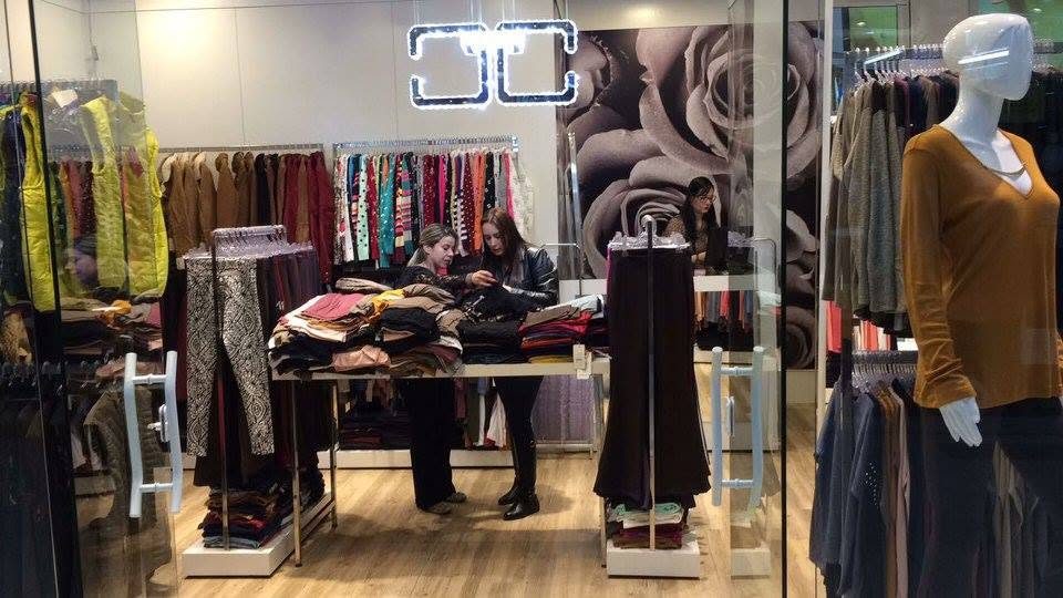Fachada de vidro em loja de roupas