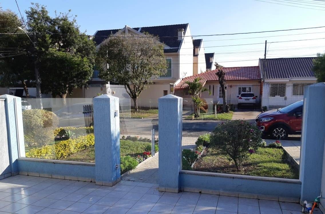 Muro de vidro entre pilares