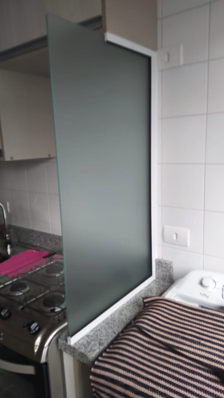 Painel de vidro na cozinha